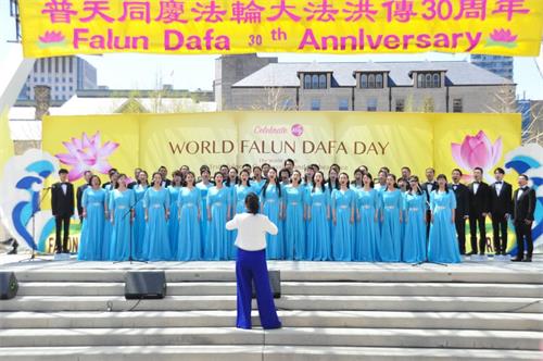 '图13-23:文艺表演庆祝世界法轮大法日。'