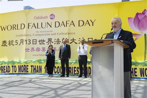 '图24:前加拿大参议员迪尼诺(Consiglio Di Nino)到场发言'