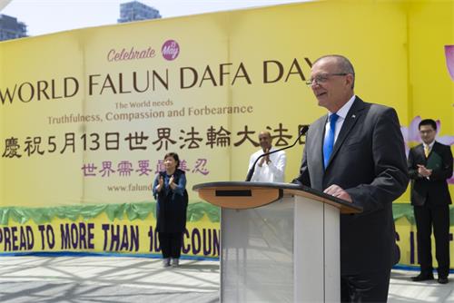 '图25:前加拿大国会议员利松(Wladyslaw Lizon)表示,非常荣幸能再次与你们聚在一起庆祝法轮大法日,以及纪念大法弘传三十周年。'