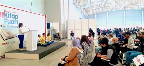 '图1:学员们在伊斯坦布尔书展上向各界介绍法轮功和《转法轮》'