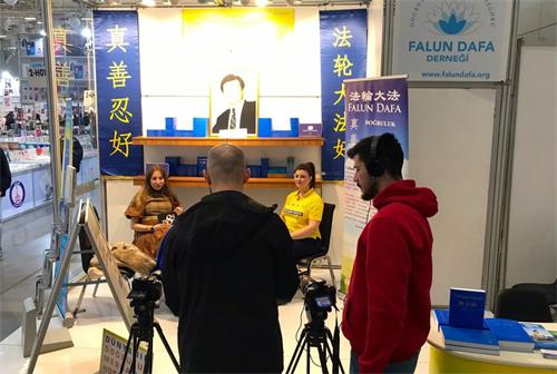 '图5:国际电视频道TV8.5采访了法轮功学员关于法轮大法和中共迫害的情况。'