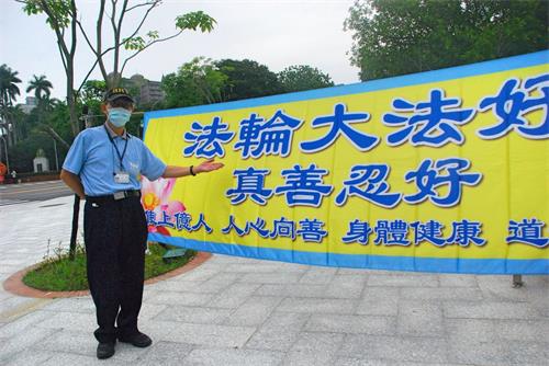 '图5:高铁接驳车司机赞美大法好,说:“全世界都要炼法轮功。”'