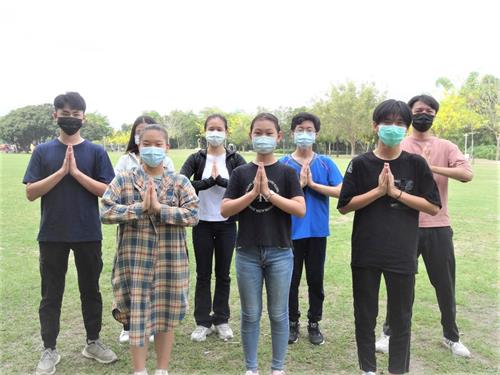 '图3、台湾屏东青年学子,双手合十齐声恭祝师父生日快乐。'