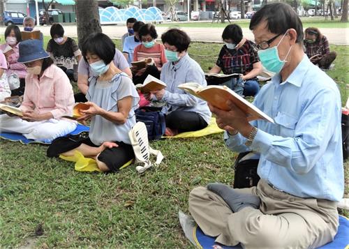 '图4~图6屏东法轮功学员们集体学法,并分享心得交流,在修炼路上比学比修。'