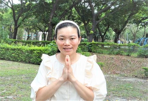 '图7幼教师康甯瑜感谢师父的慈悲救度,让她无病一身轻。'