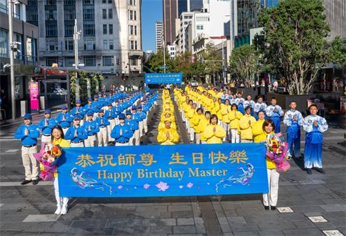 '图1:新西兰法轮功学员恭祝李洪志师尊华诞'