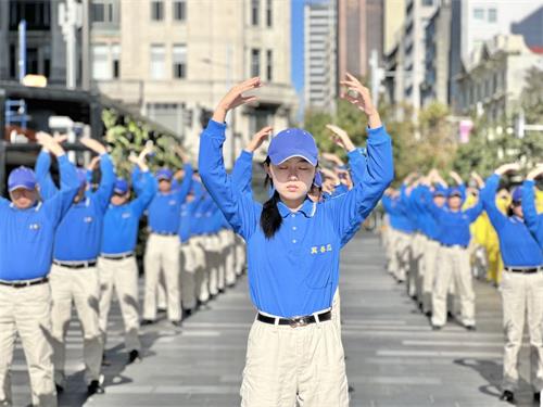 '图2~3:法轮功学员集体炼功'