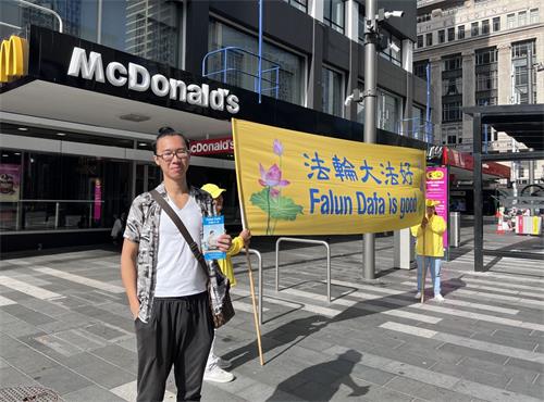 '图11:马克希望中国人能来了解法轮功,不要再被中共欺骗。'