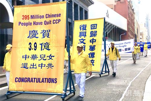 图4~21:法轮功学员在悉尼市中心要道上盛大游行。