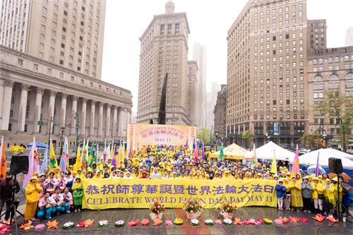 '图12:在庆祝活动的最后,法轮大法学员双手合十,怀着感恩的心给伟大慈悲的师尊祝寿,齐诵:“恭祝师父生日快乐!法轮大法好!真善忍好!”'