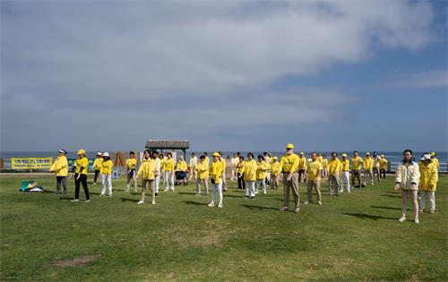 '图1~2:二零二二年五月七日,圣地亚哥学员在著名景点拉荷雅(La Jolla)海边集体炼功,庆祝大法洪传世界三十周年。'