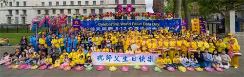 '图5:英国法轮功学员祝师父生日快乐。'