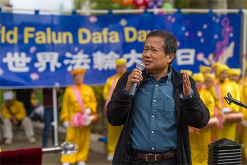 '图8:作家张朴在集会上发言。'