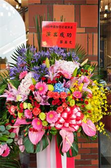 图2:神韵艺术团二零二二年六月七日在嘉义县表演艺术中心进行台湾首场演出,总统蔡英文致赠花篮祝贺神韵晚会演出成功。