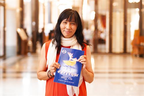 图9:台湾茶油产业发展策进会监事邱婉琪女士,观赏二零二二年六月七日下午神韵国际艺术团在嘉义的演出。她表示,能观看神韵,很荣幸。