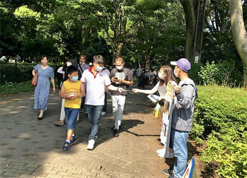 图1~3: 二零二二年六月四日、五日,日本法轮功学员在东京代代木公园越南庆祝节上,向往来的民众展示出日语、越南语和中文的真相看板,同时向民众派发资料。