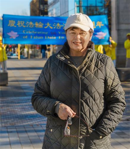 '图11:尼基·马克斯认为大法给予她女儿力量,让她更坚强、更善良。'