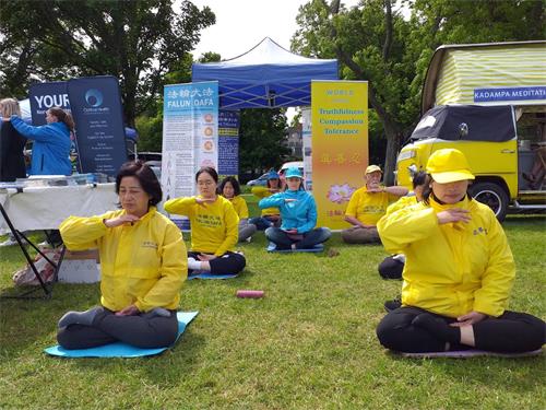 图1~2:零二二年六月四日与五日,苏格兰、纽卡斯尔和伦敦的部分法轮功学员在爱丁堡草地艺术节上传播法轮功的真相。图为学员们正在演示功法。