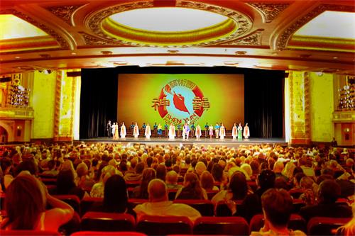 图4:二零二二年六月十日和十一日,神韵新纪元艺术团在美国水牛城上演了二场演出。水牛城为神韵艺术团发褒奖,宣布“神韵艺术团日”。十一日的演出,神韵艺术家在观众热烈的掌声中两次谢幕。(大纪元)
