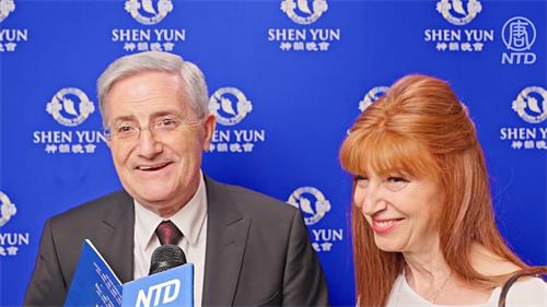 图5:医生萨尔瓦托雷⋅鲁杰里(Salvatore Ruggeri)和妻子玛丽亚⋅特雷莎⋅弗兰卡维拉(Maria Teresa Francavilla)他们对节目讲述的故事,舞蹈动作的优美和背景的色彩赞不绝口。(新唐人电视台)