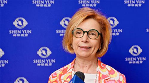 图6:二零二二年六月十一日晚,美学培训师玛丽亚格拉西亚⋅鲁索(Mariagrazia Russo)观看了神韵纽约艺术团在意大利米兰阿尔钦博第剧院的演出。她表示,在节目的最后感到从舞台上散发出来的能量特别强大,让人满心充满希望。(新唐人电视台)