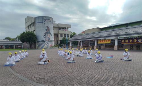 '图1:台湾花莲部份法轮功学员在黄昏市场附近广场前传播法轮功的真相。'