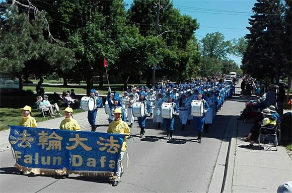 图3~4:多伦多天国乐团参加伯灵顿(Burlington)“音乐之声”游行