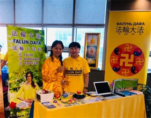 图 2:法轮功学员精心布置的展位