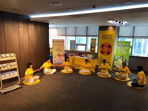 图 3:法轮功学员们现场功法展示