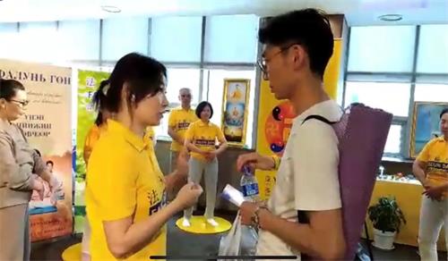 图 8~11:学员向民众介绍法轮功并传播真相