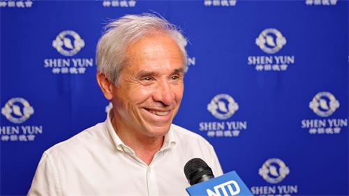 图 6:二零二二年六月十五日晚,意大利国会众议员阿尔多·潘纳(Aldo Penna)观看了神韵在巴勒摩的首场演出。(新唐人电视台)