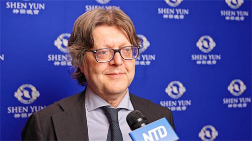 图 7:二零二二年六月十五日晚,剧院经理马可·贝塔(Marco Betta)观看了神韵纽约艺术团,在巴勒摩马西莫剧院(Teatro Massimo)的首场演出。(新唐人电视台)