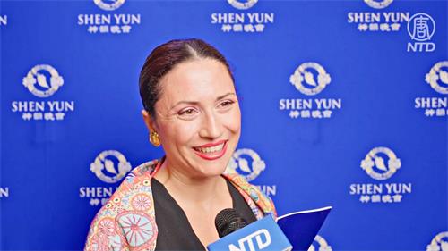 图10:二零二二年六月十七日晚,建筑设计师萨拉·伊斯格罗(Sara Isgrò)观赏了神韵纽约艺术团,在巴勒摩马西莫剧院(Teatro Massimo)剧院的演出。(新唐人电视台)