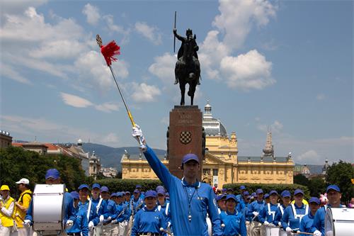 图5:萨格勒布的国王托米斯拉夫广场(King Tomislav Square)上的天国乐团
