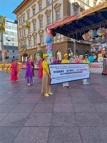图7:游行中,停止活摘法轮功学员器官的横幅引人注目
