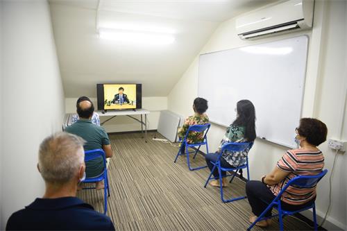 图2:参加英文班的新学员们观看法轮大法创始人李洪志先生的讲法录像。