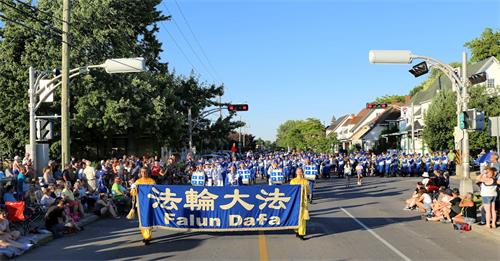 '图1:二零二二年六月二十四日,法轮大法团体受邀参加加拿大魁北克瓦利菲尔德(Salaberry-de-Valleyfield)市的省庆日庆祝游行。'