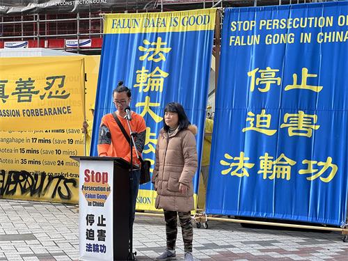 图20: 民主中国阵线副秘书长钱爱玲(右)在演讲中