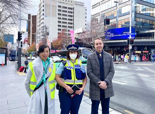 图21:女警官温迪·皮克林(中)赞赏天国乐团的演奏。