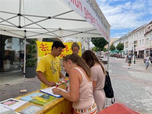 '图Infostand_Eisenstadt_24.06_2、3:六月二十四日,学员们在艾森施塔特(Eisenstadt)举办了信息日。'