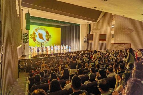 图2:神韵艺术家高超精湛的舞蹈与音乐演出,吸引主流精英成群结队前来体验“世界第一秀”的风采。