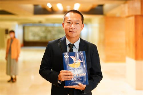 图3:二零二二年六月十七日晚间,雨不漏装修公司董事长陈建桦观赏神韵国际艺术团在台南文化中心的演出。