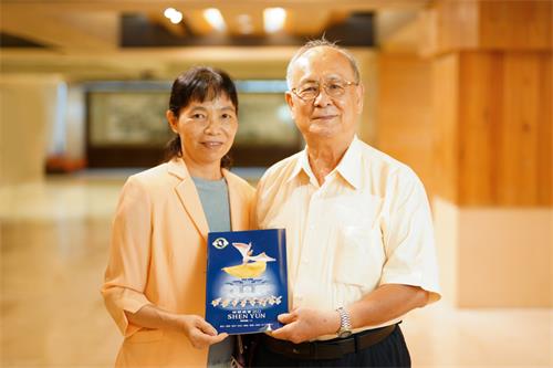 图4:二零二二年六月十七日晚,国宝级声乐家黄南海与妻子观赏神韵国际艺术团在台南文化中心演艺厅的演出。