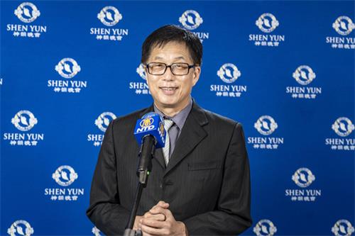 图8:二零二二年六月二十五日晚间,圆山饭店董事长林育生观赏神韵国际艺术团在高雄文化中心的演出。