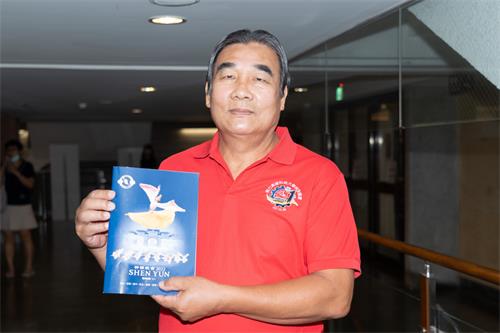 图9:二零二二年六月二十五日午间,屏东县民宿协会荣誉理事长林世茂观赏神韵国际艺术团在高雄文化中心的演出。