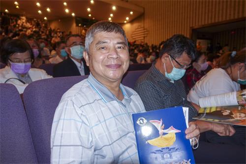 图5:二零二二年六月二十一日晚间,高雄市乐器商业同业公会前理事长郭庭祯观赏神韵国际艺术团在高雄文化中心的演出。