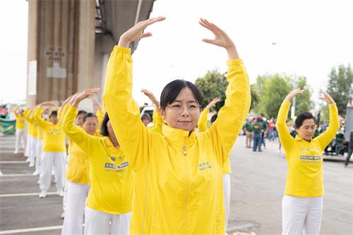 图5:法轮功学员在游行前炼功