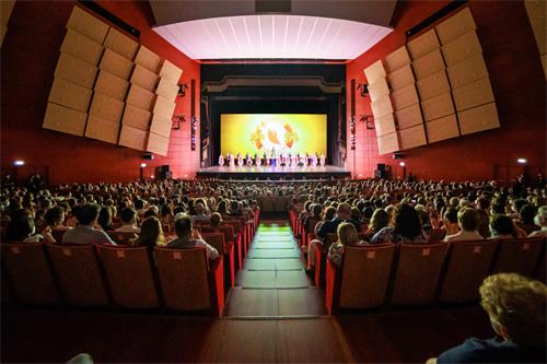 图2:二零二二年六月四日,神韵纽约艺术团在米兰阿尔钦博第剧院(Teatro degli Arcimboldi)下午和晚场的演出大爆满。(大纪元)