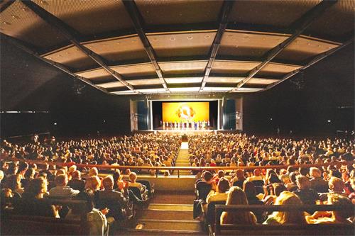 图3:二零二二年五月三十一日至六月二日,美国神韵世界艺术团在德国法兰克福世纪大厅(Jahrhunderthalle Frankfurt)上演了四场演出,连连爆满。图为六月二日晚演出爆满,演员谢幕。(大纪元)