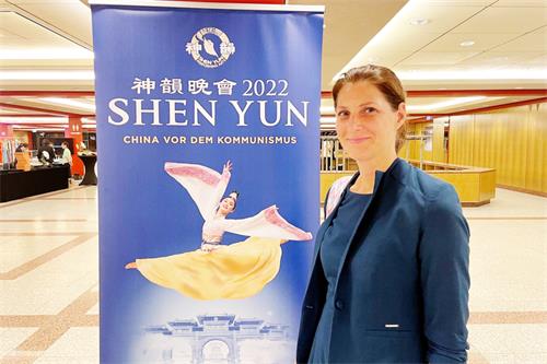 图7:二零二二年五月三十一日晚,在德国法兰克福世纪大厅,资深记者卡特林·塞博尔德(Katrin Seibold)观看了神韵世界艺术团的演出。(大纪元)